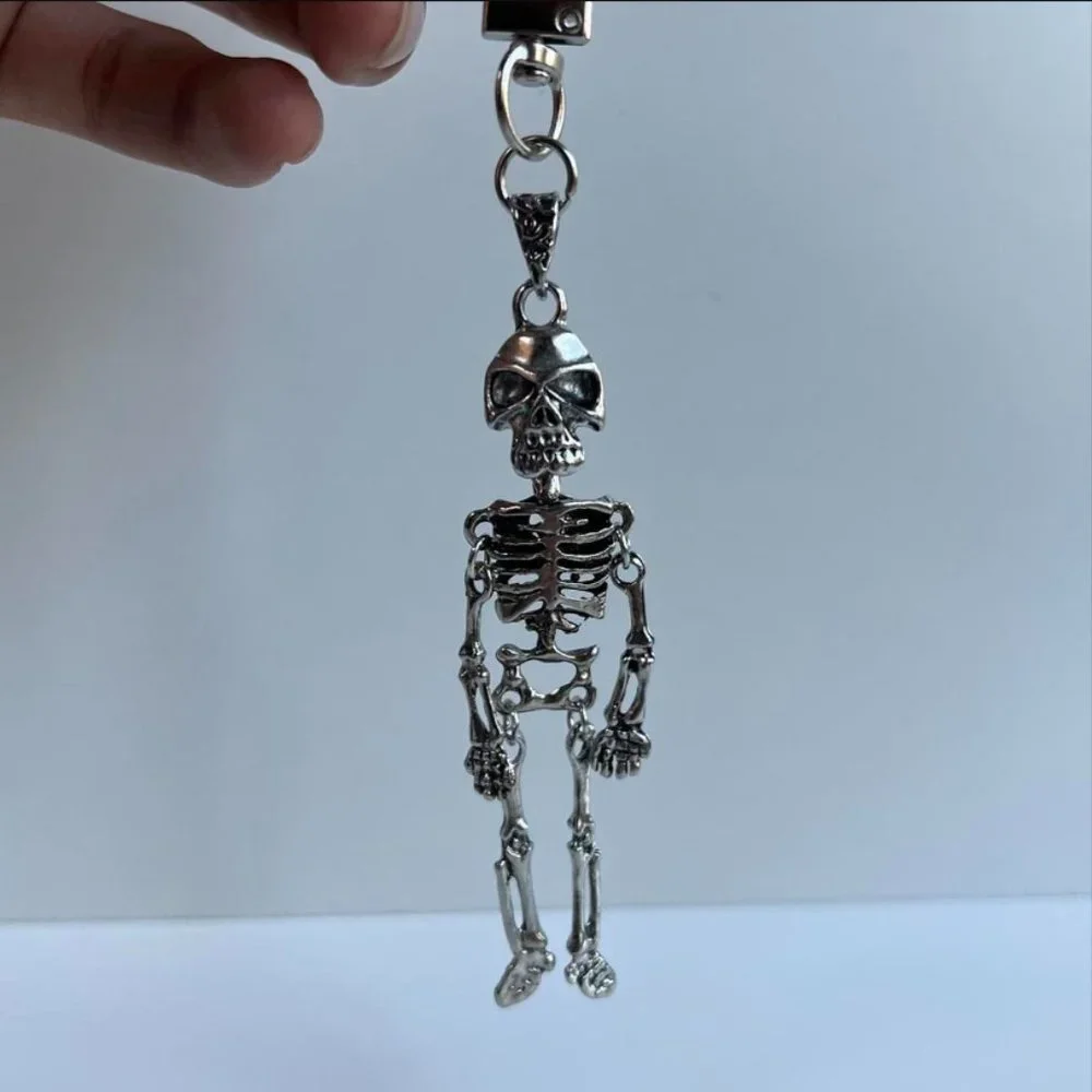 Y2K 2000s vintage skeleton grunge skull gothic silver keychain